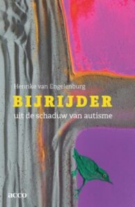 Kaft van 'Bijrijder- uit de schaduw van autisme'. Een met de computer bewerkte afbeelding van een boomstam met zijtak en vogeltje op de stam eronder. 